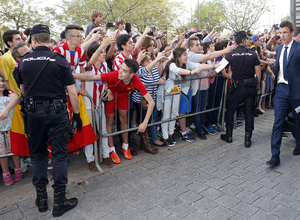 Mandzukic es aclamado por la afición rojiblanca en Córdoba