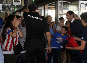 Godín posa con un aficionado a la llegada del AVE a Córdoba