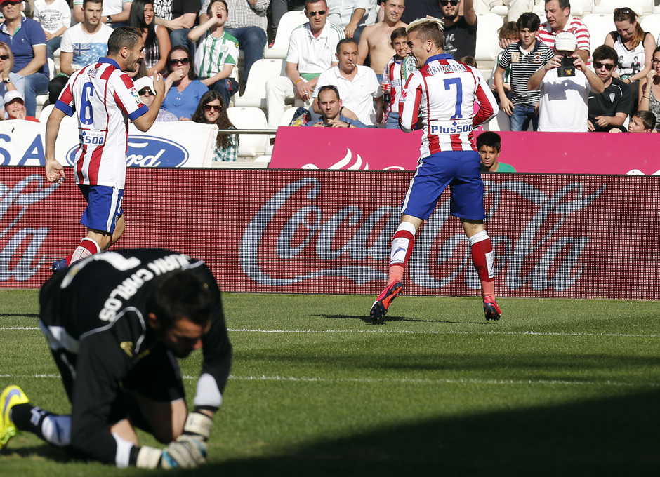 Temporada 14-15. Jornada 29. Córdoba - Atlético de Madrid. Koke corre a celebrar con Griezmann el primer gol.
