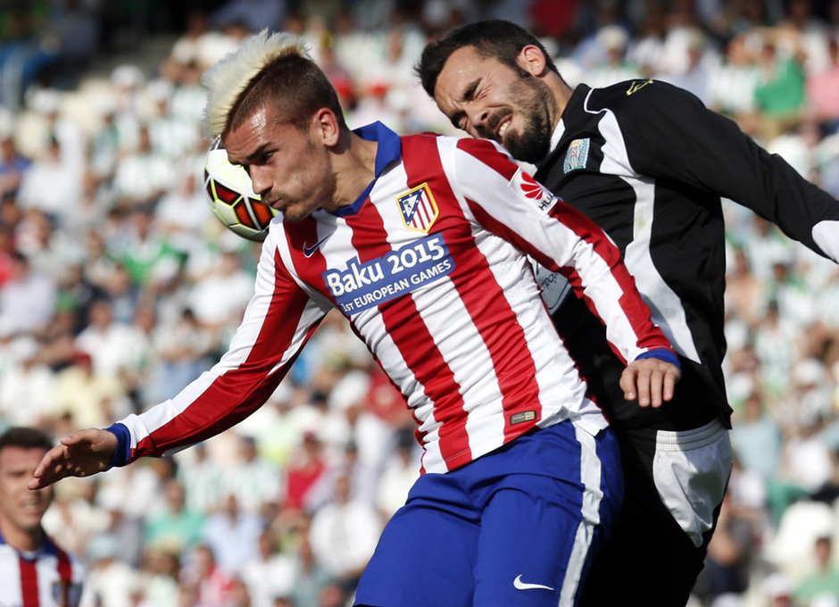 Temporada 14-15. Jornada 29. Córdoba - Atlético de Madrid. Griezmann pugna por un balón con el portero rival.