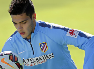 temporada 14/15. Entrenamiento en la ciudad deportiva de Majadahonda. Raúl Jiménez controlando un balón durante el entrenamiento