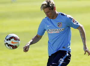 temporada 14/15. Entrenamiento en la ciudad deportiva de Majadahonda. Torres controlando un balón  durante el entrenamiento