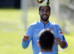 temporada 14/15. Entrenamiento en la ciudad deportiva de Majadahonda. Raúl García controlando un balón  durante el entrenamiento