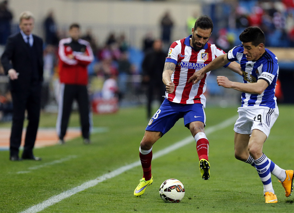 Temporada 14-15. Jornada 30. Atlético de Madrid-Real Sociedad. Jesús Gámez controla un balón.