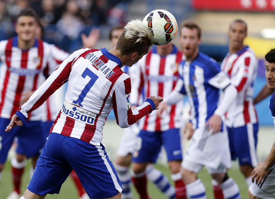 Temporada 14-15. Jornada 30. Atlético de Madrid-Real Sociedad. Griezmann un centro con la cabeza.