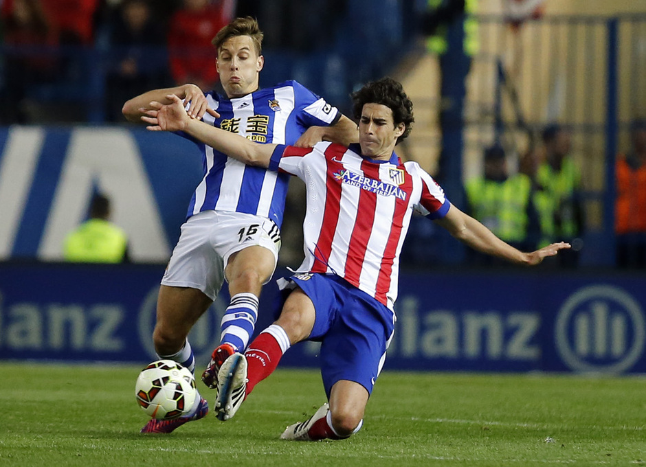 temporada 14/15. Partido Atlético de Madrid Real Sociedad. Tiago cortando un balón durante el partido
