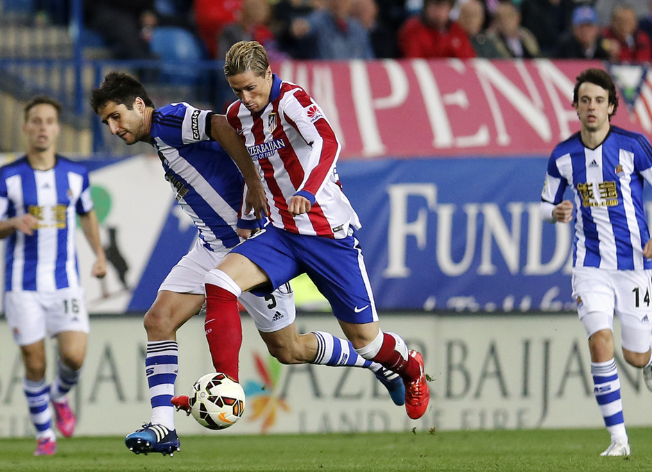 temporada 14/15. Partido Atlético de Madrid Real Sociedad. Torres controlando un balón durante el partido