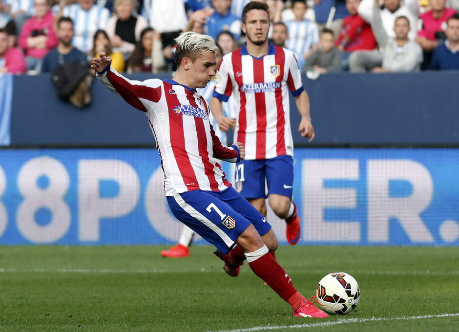 Temporada 14-15. Jornada 31. Málaga -Atlético de Madrid. Griezmann dispara para anotar el empate.