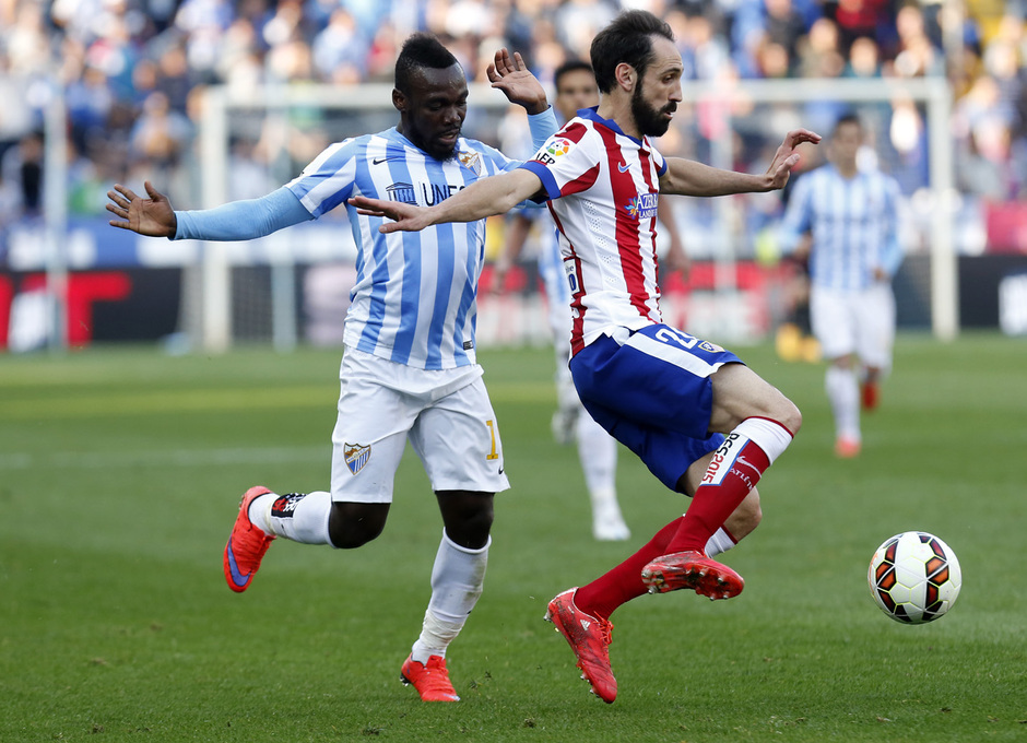 Temporada 14-15. Jornada 31. Málaga -Atlético de Madrid. Juanfran recorta ante Boka.