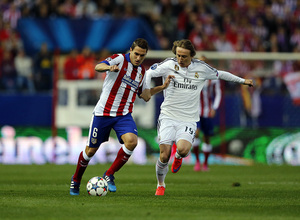 Temporada 14-15. Cuartos de final de la Champions League. Ida. Atlético de Madrid-Real Madrid. Koke conduce ante Modric.