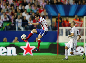 Temporada 14-15. Cuartos de final de la Champions League. Ida. Atlético de Madrid-Real Madrid. Godín controla un balón ante un rival.