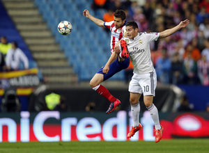Temporada 14-15. Cuartos de final de la Champions League. Ida. Atlético de Madrid-Real Madrid. Gabi pugna con James por el esférico.