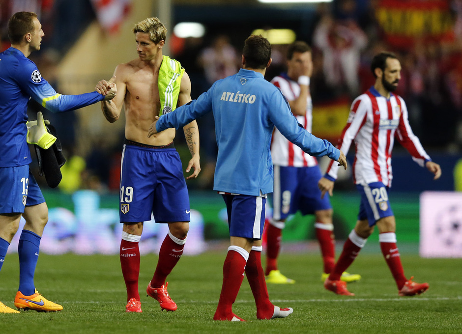 temporada 14/15. Partido Atlético de Madrid Real Madrid. Champions League. Torres y Oblak felicitandose