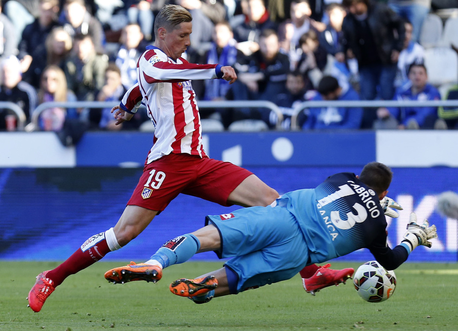 Temporada 14-15. Jornada 32. Deportivo de la Coruña - Atlético de Madrid. Fernando Torres intenta zafarse del portero.