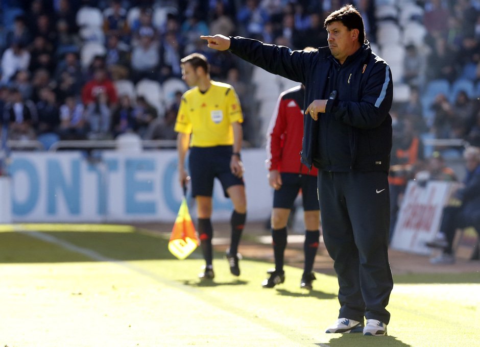 Temporada 14-15. Jornada 32. Deportivo de la Coruña - Atlético de Madrid. Germán Burgos da instrucciones desde el banquillo.