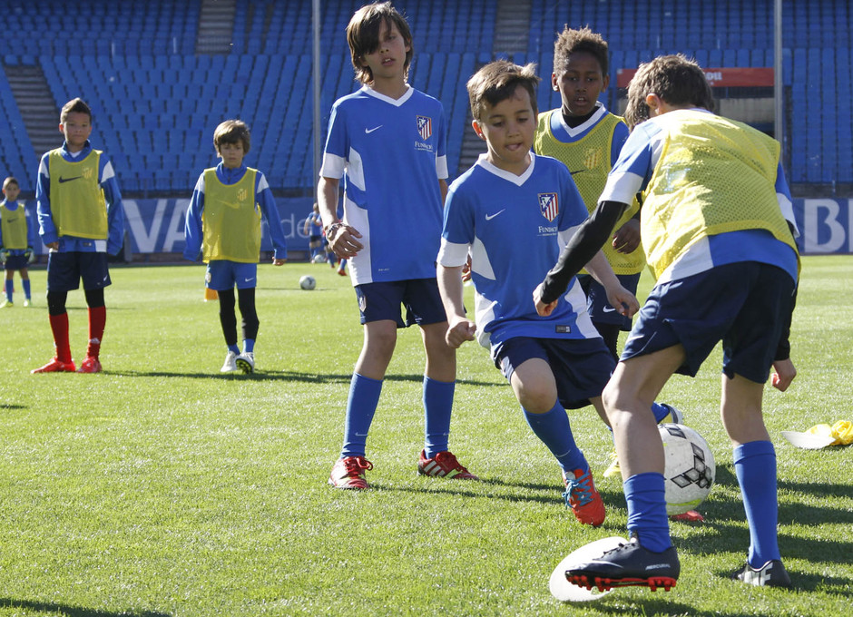 Torneo de la Fundación en el Vicente Calderón. Sexta edición. Un total de 1.000 niños se dieron cita en el torneo.