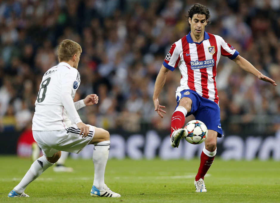 Temporada 14-15. Cuartos de final de la Champions League. Vuelta. Real Madrid - Atlético de Madrid. Tiago controla ante Kroos.