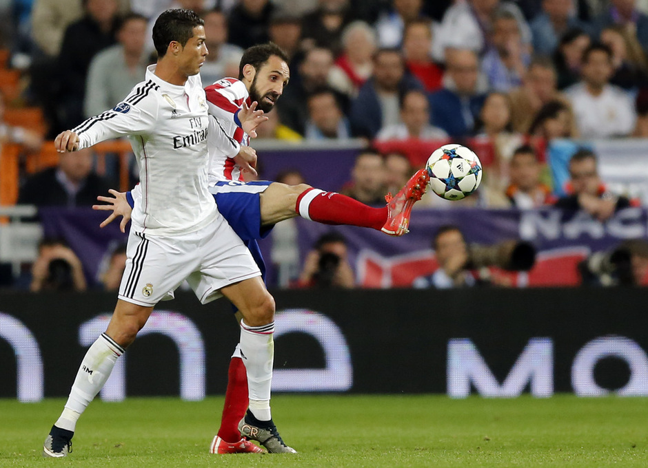 Temporada 14-15. Cuartos de final de la Champions League. Vuelta. Real Madrid - Atlético de Madrid. Juanfran evita que Cristiano reciba el balón.