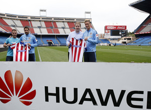 Torres y Cani recibieron sus dispositivos Huawei. Posan junto a sus camisetas.
