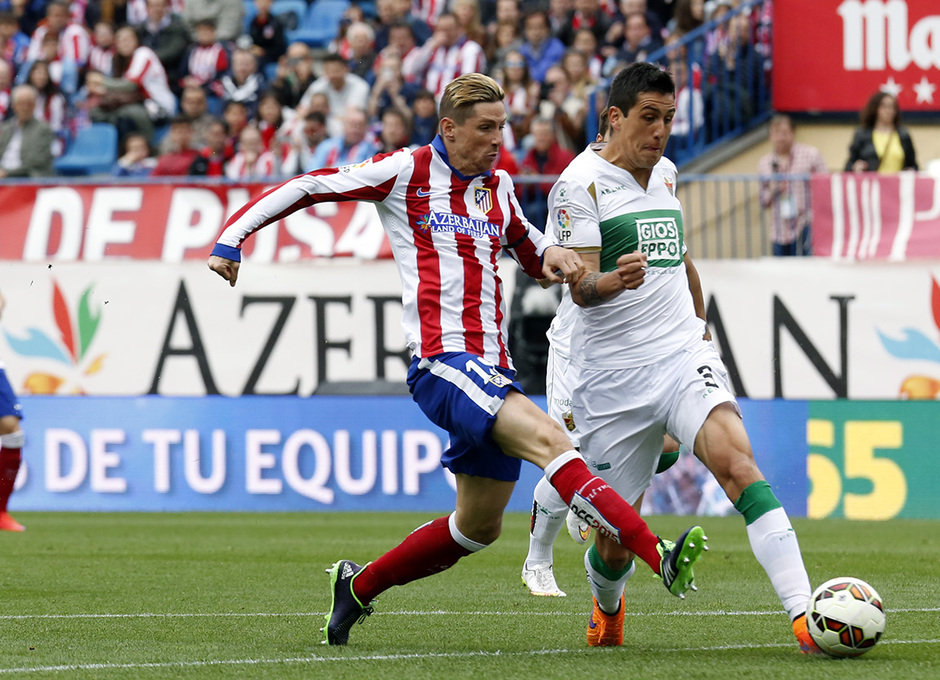 Temporada 14-15. Jornada 33. Atlético de Madrid - Elche. Fernanto Torres intenta rematar a portería.