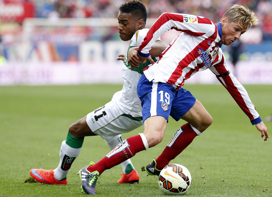 Temporada 14-15. Jornada 33. Atlético de Madrid - Elche. Torres intenta realizar un regate en carrera.