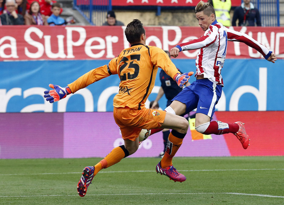 temporada 14/15. Partido Atlético de Madrid Elche.Torres diaparando a puerta durante el partido