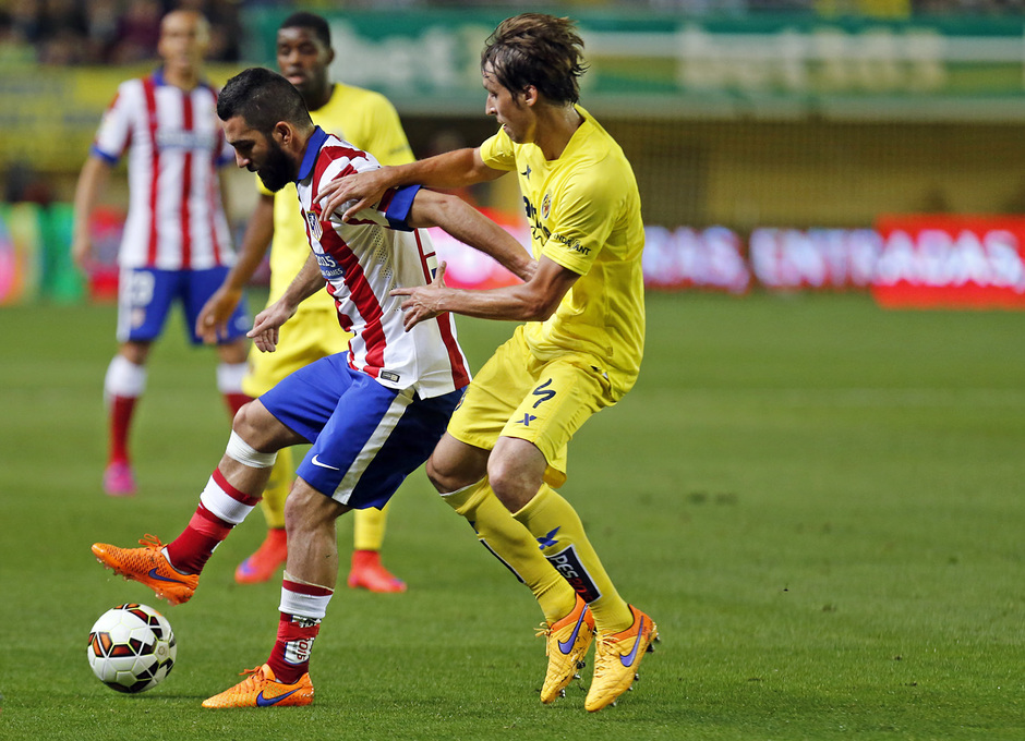 Temporada 14-15. Jornada 34. Villarreal - Atlético de Madrid. Arda protege el balón de espaldas.