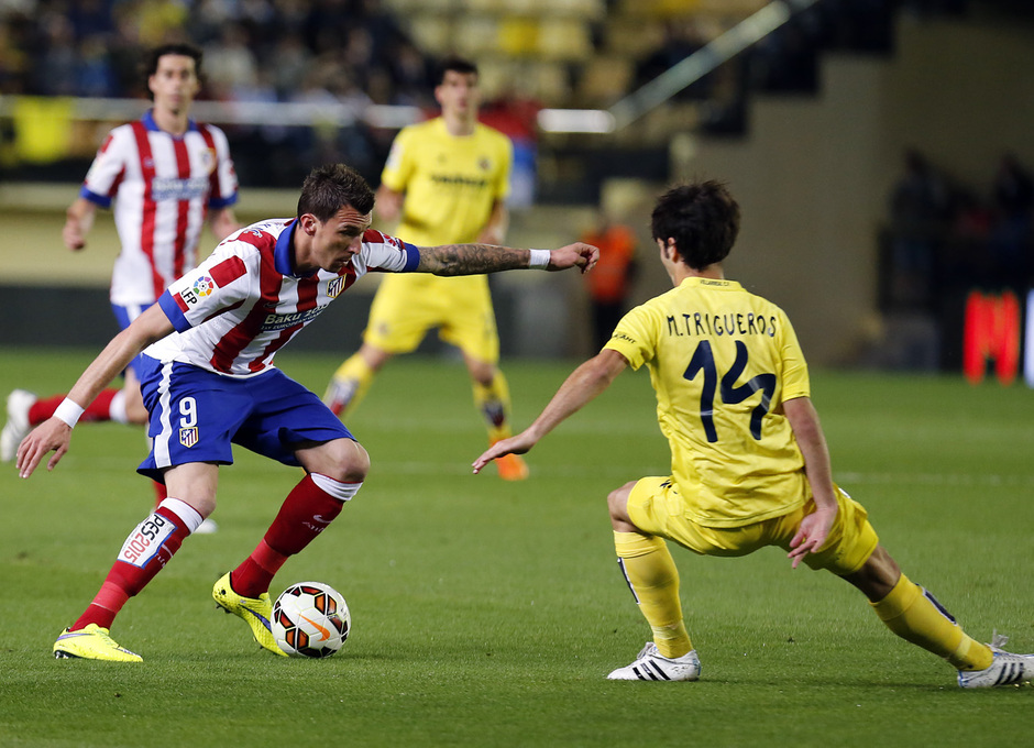 Temporada 14-15. Jornada 34. Villarreal - Atlético de Madrid. Mandzukic regatea con el cuerpo a un rival.
