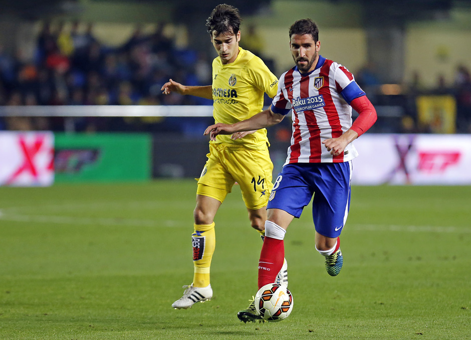 Temporada 14-15. Jornada 34. Villarreal - Atlético de Madrid. Raúl García con el balón controlado.