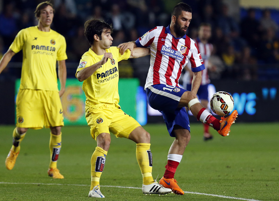 Temporada 14-15. Jornada 34. Villarreal - Atlético de Madrid. Arda acomoda el balón con el pie.