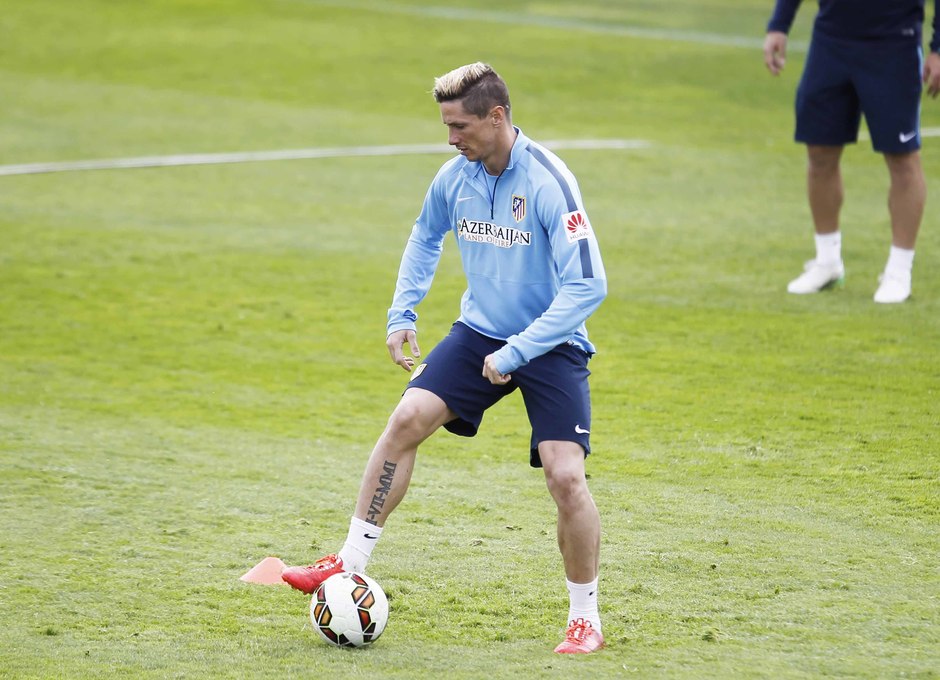 Fernando Torres controla el esférico en un momento del entrenamiento del viernes 1 de mayo