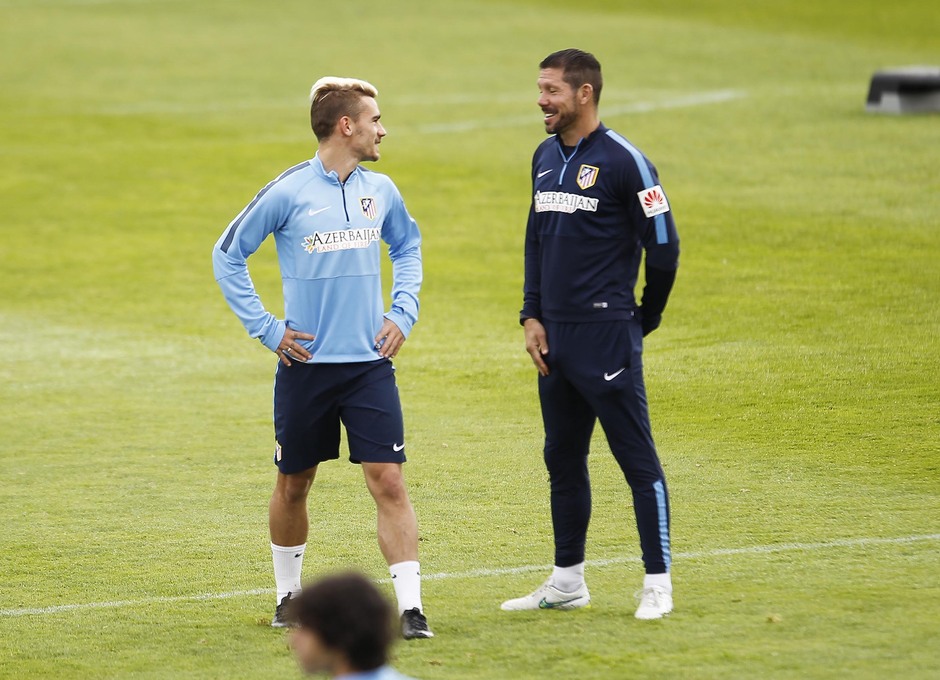 Simeone y Griezmann hablan durante un momento del entrenamiento del viernes