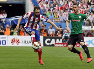 Temporada 14-15. Jornada 35. Atlético de Madrid - Athletic. Juanfran controla un balón ante la presencia de un rival.