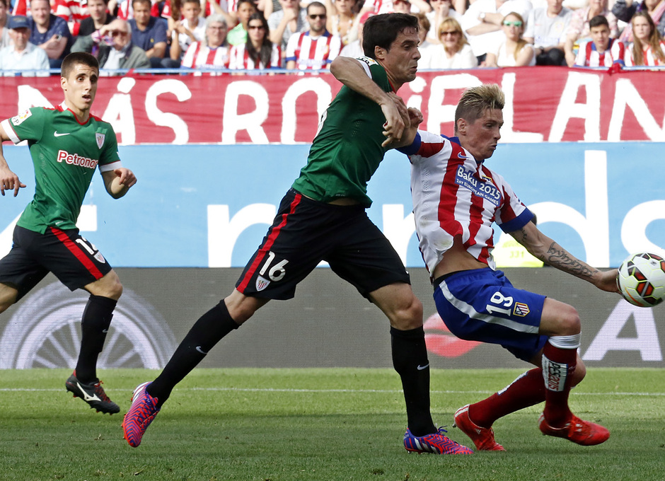 Temporada 14-15. Jornada 35. Atlético de Madrid - Athletic. Fernando Torres lucha con un defensa en el área rival. Foto: Ángel Gutiérrez