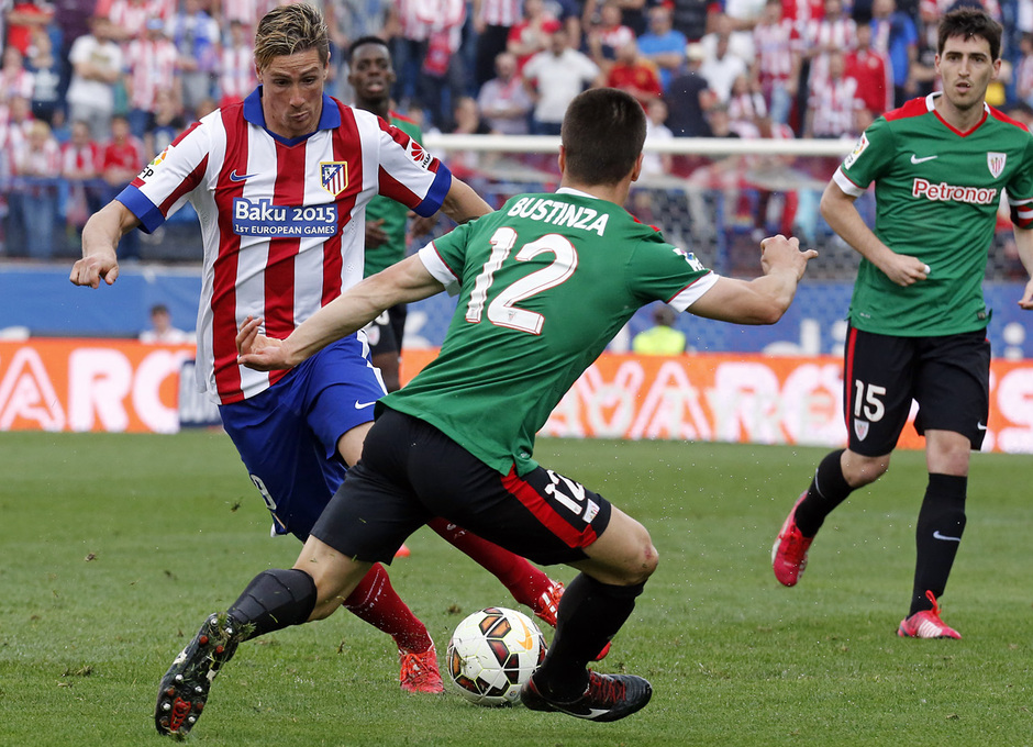 temporada 14/15. Partido Atlético Athletic de Bilbao. Torres controlando un balón durante el partido 