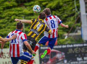 Samuel Villa pelea por un balón aéreo ante uno de los centrales del Barakaldo