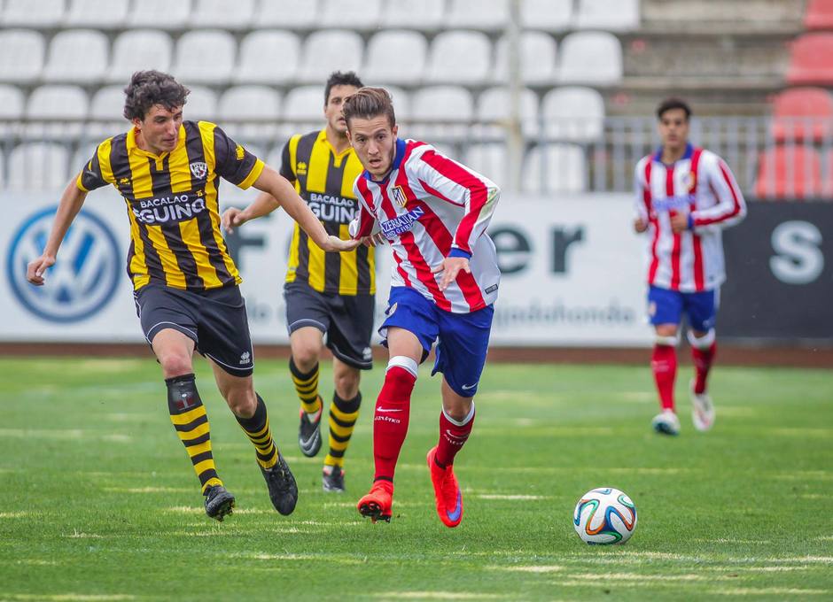 Borja Galán se marcha por velocidad de su marcador durante el partido contra el Barakaldo