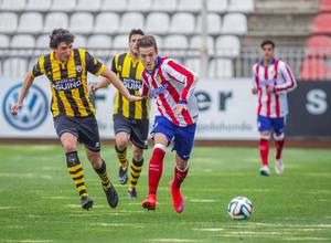 Borja Galán se marcha por velocidad de su marcador durante el partido contra el Barakaldo