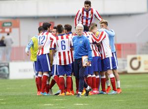 Los jugadores rojiblancos celebran al final del partido el triunfo ante el Barakaldo