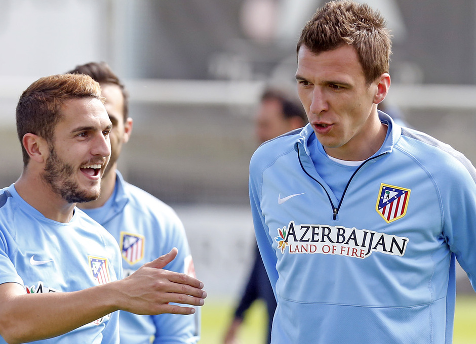 temporada 14/15. Entrenamiento en la ciudad deportiva de Majadahonda. Koke hace un gesto de ok durante el entrenamiento