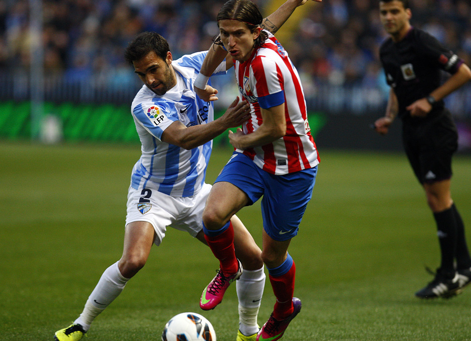 Temporada 2012-13. Filipe Luis lucha un balón con Jesús Gámez, defensa del Málaga