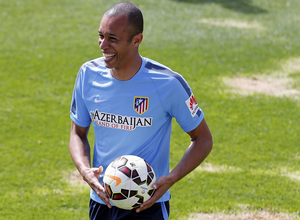 temporada 14/15. Entrenamiento en la ciudad deportiva de Majadahonda. Miranda bromeando durante el entrenamiento