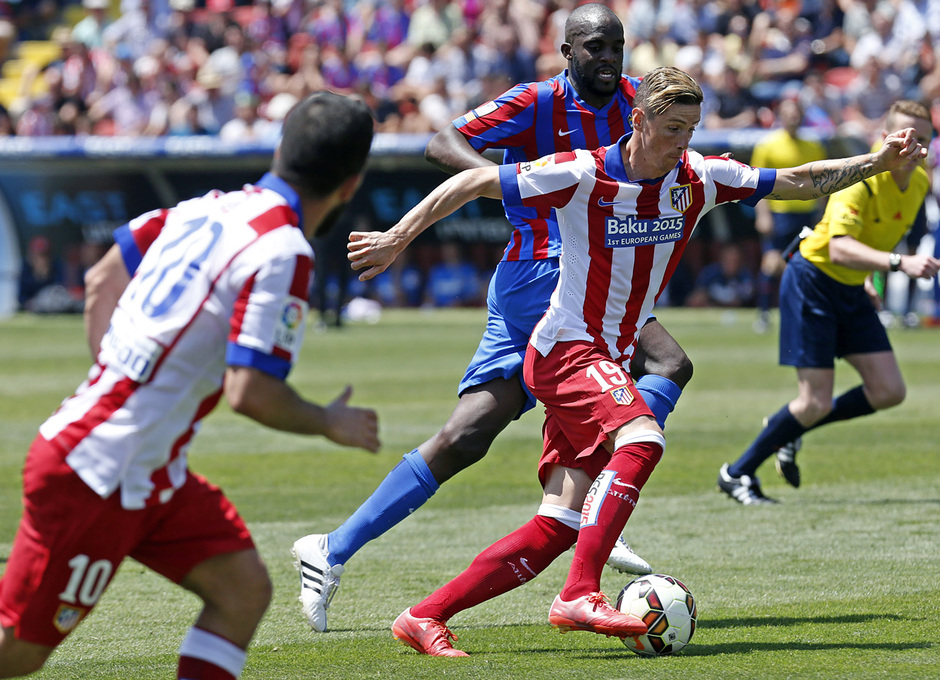Temporada 14/15. Partido Levante - Atlético de Madrid. Fernando Torres se lleva el balón y arranca en ataque.