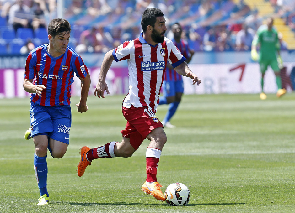Temporada 14/15. Partido Levante - Atlético de Madrid. Arda Turan conduce el balón en ataque