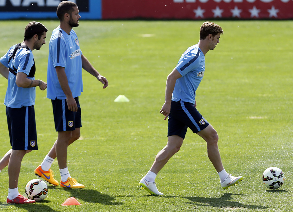 temporada 14/15. Entrenamiento en la ciudad deportiva de Majadahonda.  Ansaldi golpeando un balón durante el entrenamiento