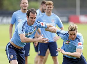 temporada 14/15. Entrenamiento en la ciudad deportiva de Majadahonda. Torres y Godín realizando ejecicios físicos durante el entrenamiento