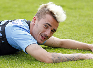 temporada 14/15. Entrenamiento en la ciudad deportiva de Majadahonda. Griezmann sonriendo durante el entrenamiento