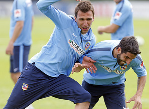 temporada 14/15. Entrenamiento en la ciudad deportiva de Majadahonda. Mandzukic y Raúl realizando ejecicios físicos durante el entrenamiento