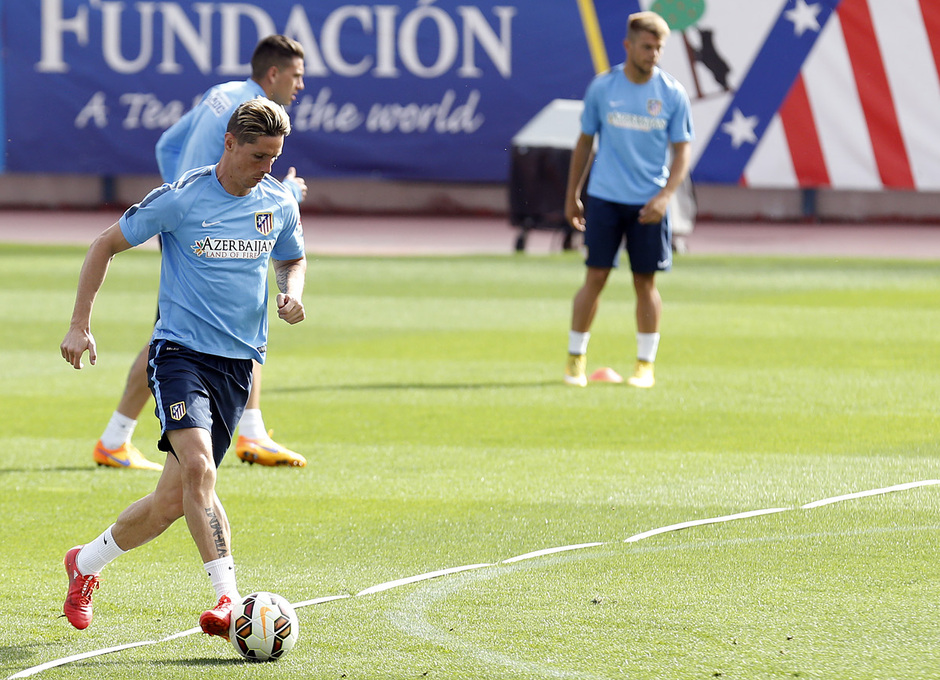 temporada 14/15. Entrenamiento en el estadio Vicente Calderón. Torres controlando un balón durante el entrenamiento