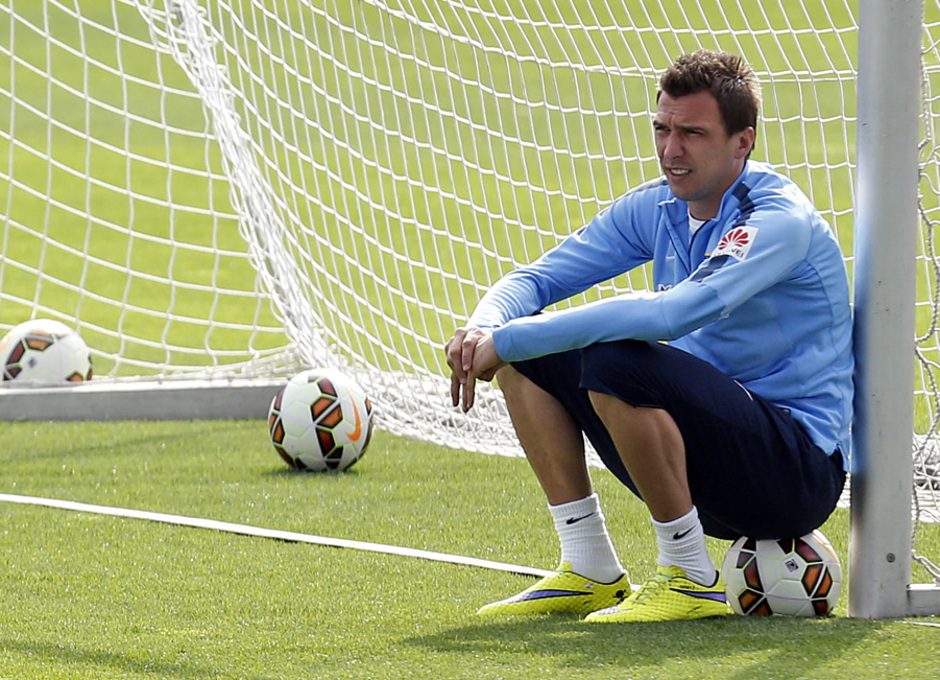 temporada 14/15. Entrenamiento en el estadio Vicente Calderón.  Mandzukic durante el entrenamiento